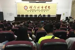 AYX平台入口-西甲女球迷进球